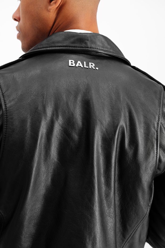 foto van de achterkant van de model die de leren jas van Balr draagt