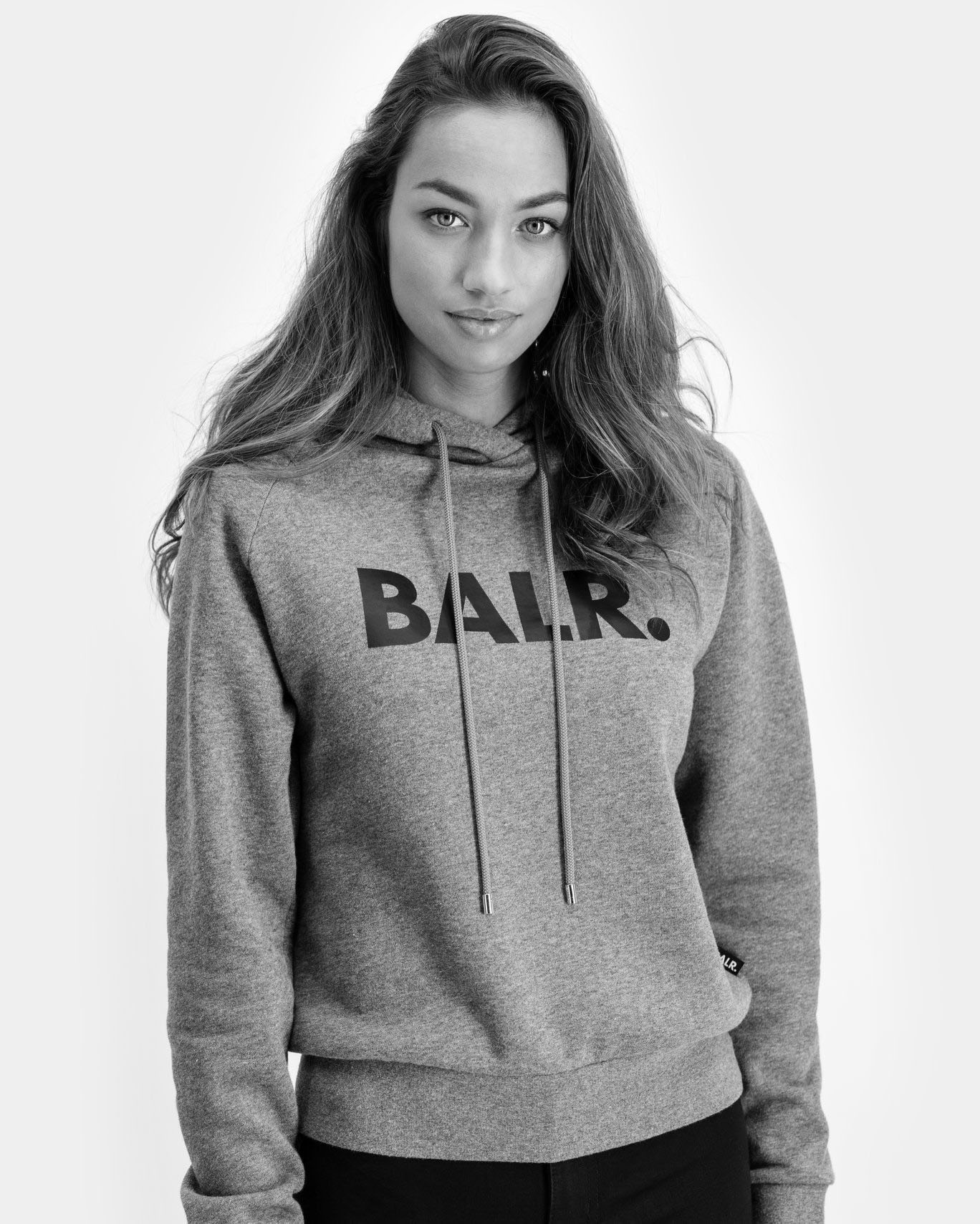 foto van een vrouw met kleding van Balr